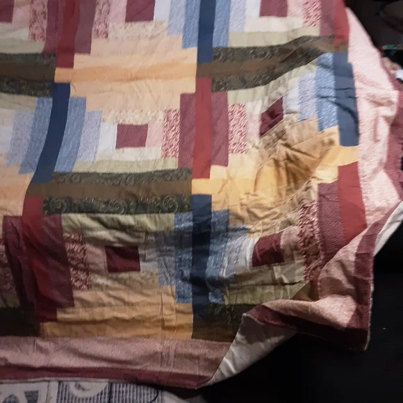 The quilt is a full size and features a vibrant multicolor design - Picture 4 of 8